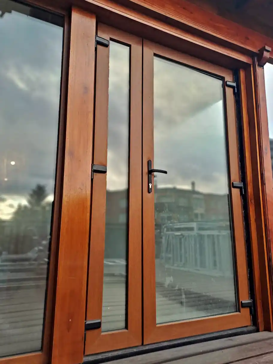 Puerta de acceso fabricada en PVC